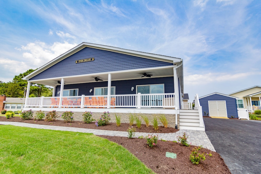 Stunning home - waterfront, beach, pools - great for family and pets!