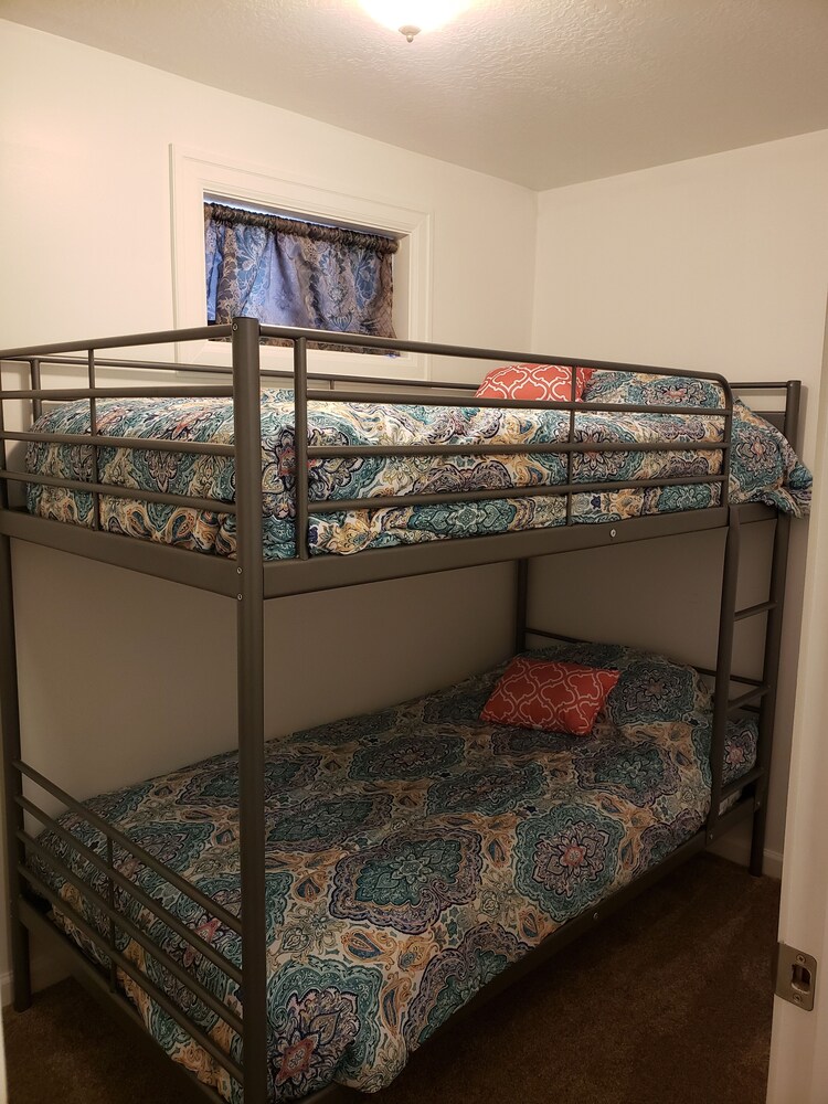 Queen bed suite near Lagoon & Hill AFB; free wifi