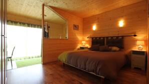 2 bedrooms, individually decorated, individually furnished, desk