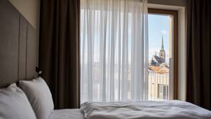 Hypo-allergenic bedding, Select Comfort beds, desk, laptop workspace
