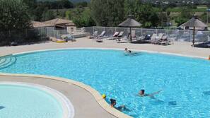 Piscine extérieure (ouverte en saison), parasols de plage