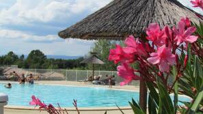 Piscine extérieure (ouverte en saison), parasols de plage