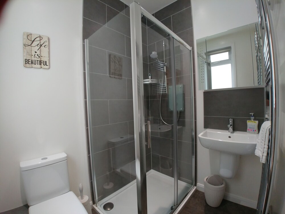 Bathroom, Meadow View Apartments