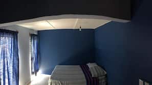 Tabla de planchar con plancha, wifi gratis, ropa de cama