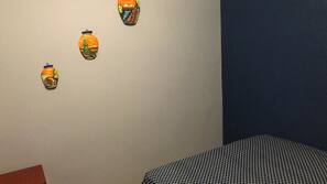 Tabla de planchar con plancha, wifi gratis, ropa de cama