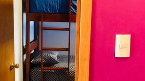Tabla de planchar con plancha, wifi gratis, ropa de cama