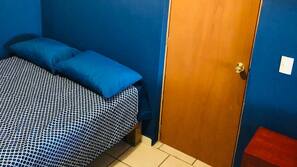 Tabla de planchar con plancha, wifi gratis, ropa de cama