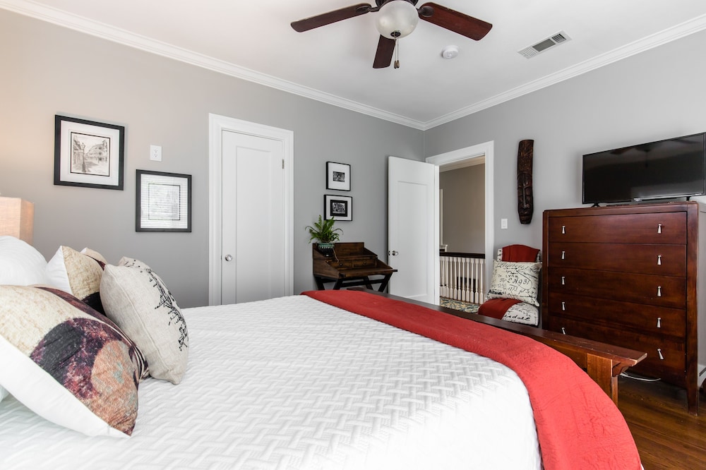 The Roux House Offers Luxury, Comfort & Location! - Dallas | Vrbo