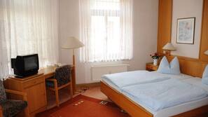 Schreibtisch, kostenlose Babybetten, kostenloses WLAN, Bettwäsche