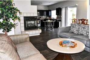 Living area | Flat-screen TV