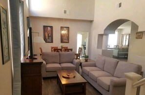 Living area | Flat-screen TV