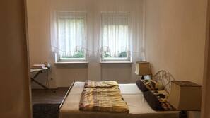 Individuell dekoriert, individuell eingerichtet, schallisolierte Zimmer