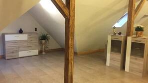 Individuell dekoriert, individuell eingerichtet, schallisolierte Zimmer