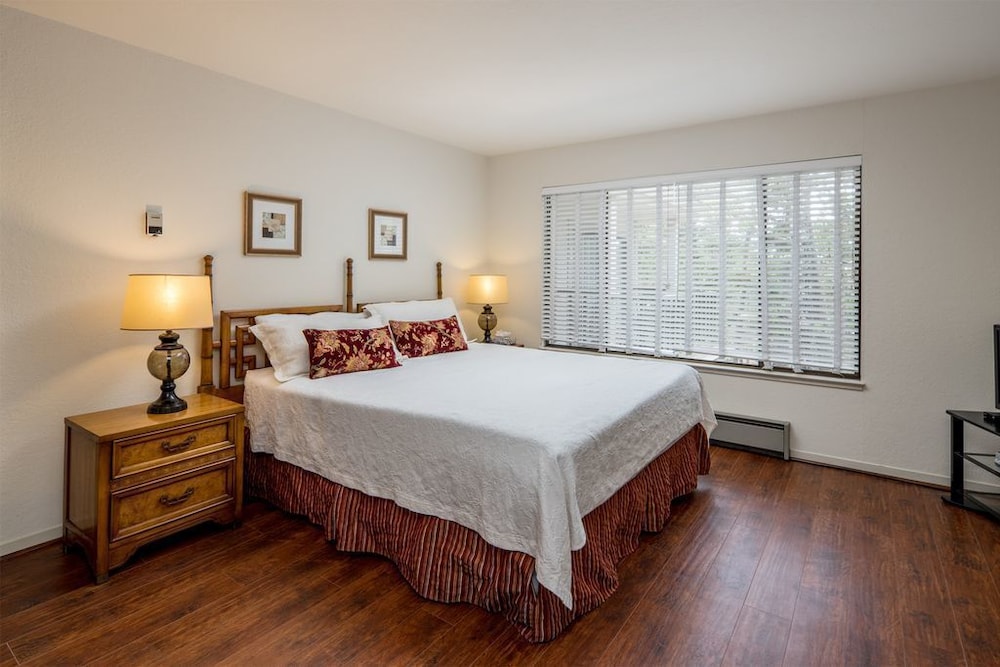 Ocean Pines 50 Pebble Beach Condo Oceanview, Top Floor with