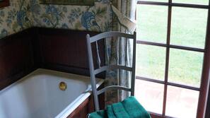 3 bedrooms, iron/ironing board, WiFi, linens