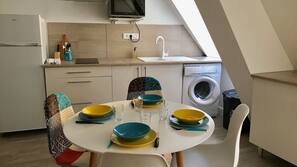 Grand réfrigérateur, micro-ondes, fourneau de cuisine