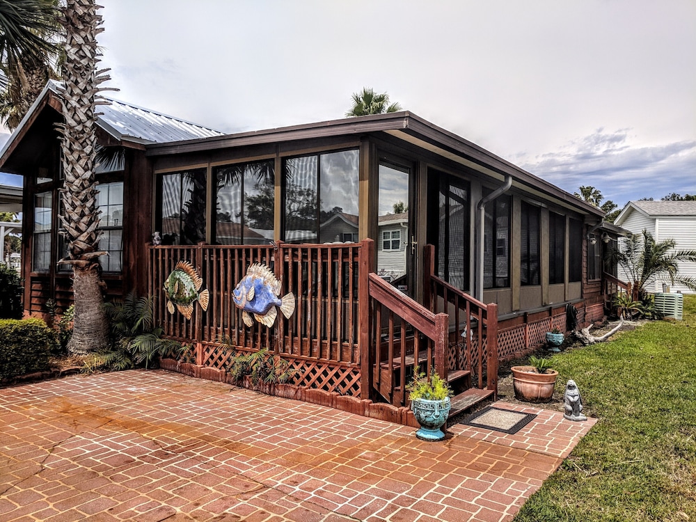 Enjoy your vacation stay at Emerald Pointe Resort in our nostalgic bungalow!