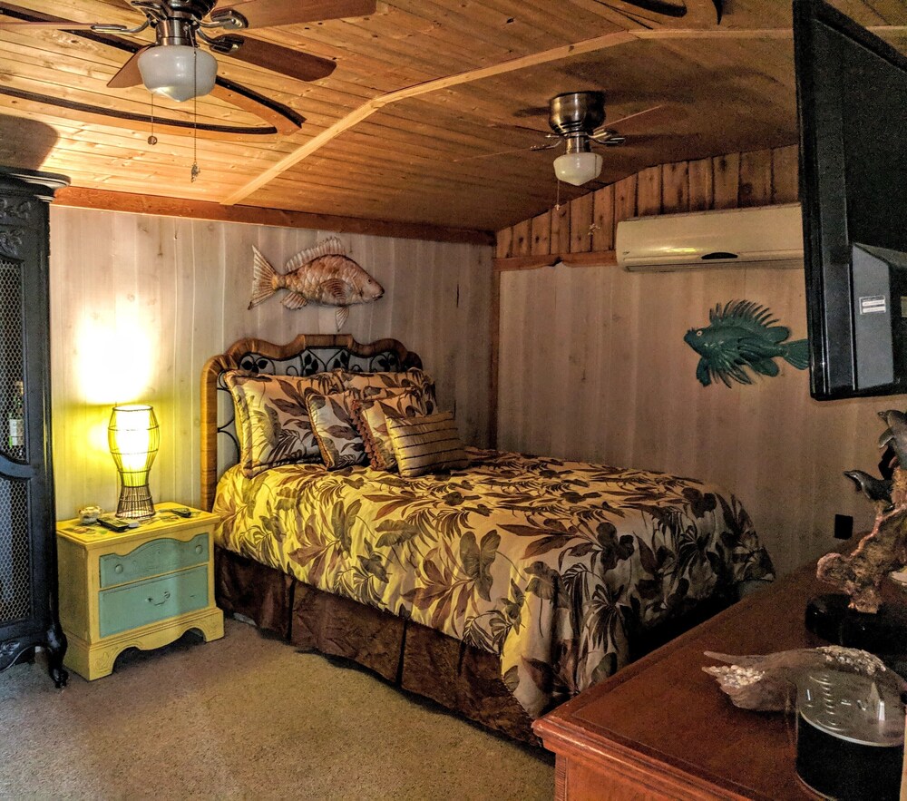 Enjoy your vacation stay at Emerald Pointe Resort in our nostalgic bungalow!