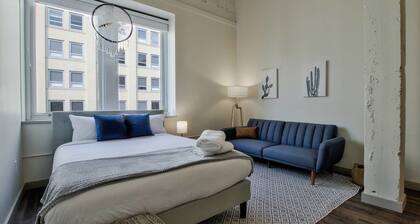 High End Old Town Loft + Pool + Clubhouse