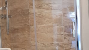 Shower, rainfall showerhead, free toiletries