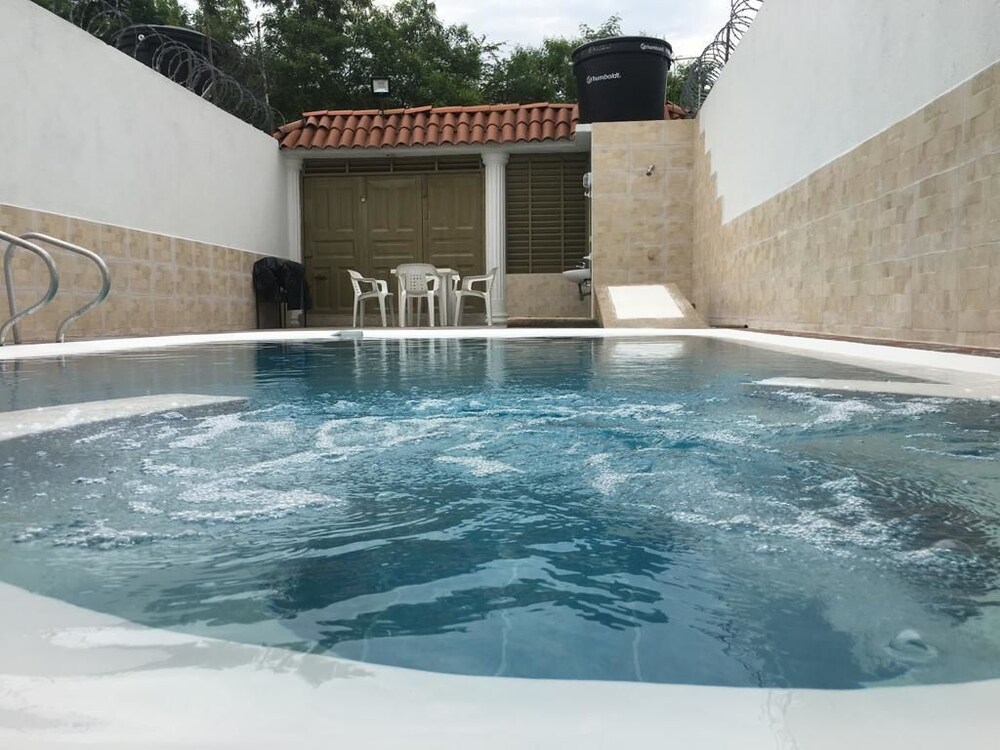 con piscina privada y jacuzzi villa