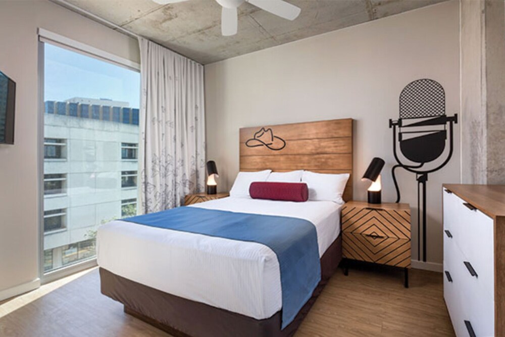 Walk to 6th St! Wyndham Austin Resort ~ w/Rooftop Pool! ~ Sleeps 4