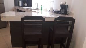 Fridge, oven, stovetop, cookware/dishes/utensils