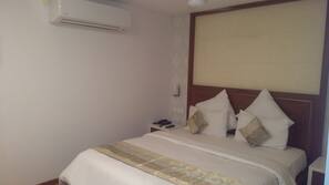 In-room safe, blackout curtains, free WiFi, linens