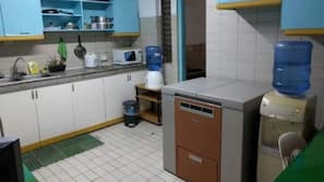 Fridge, microwave, oven, coffee/tea maker