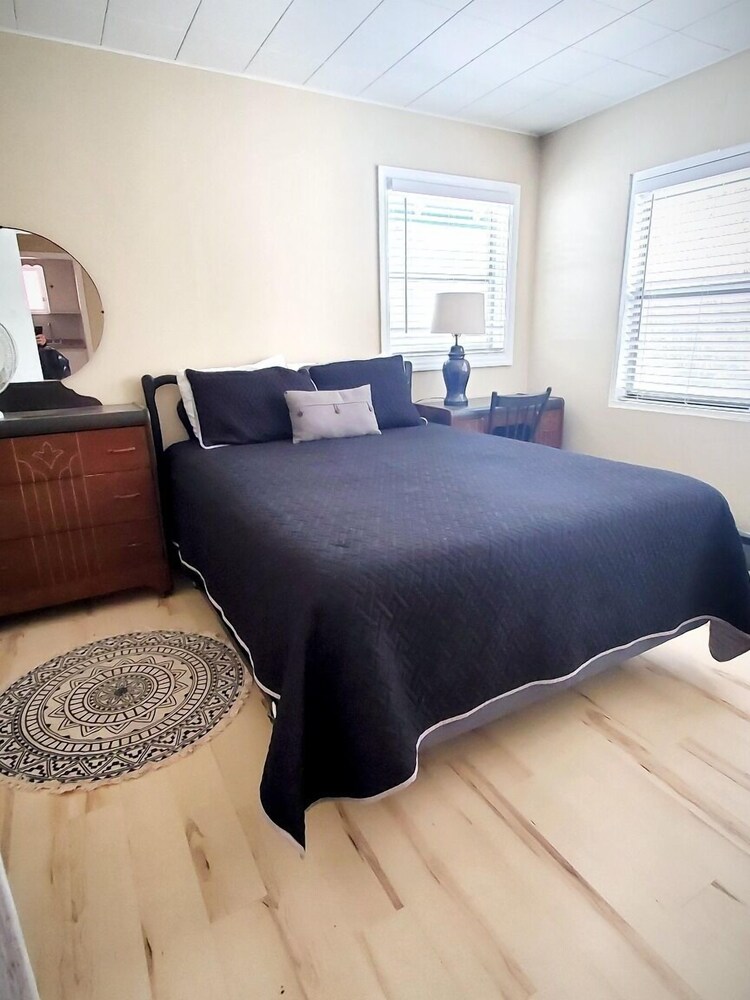 Cribs on East Lake in Prince Edward Best Rates & Deals on Orbitz