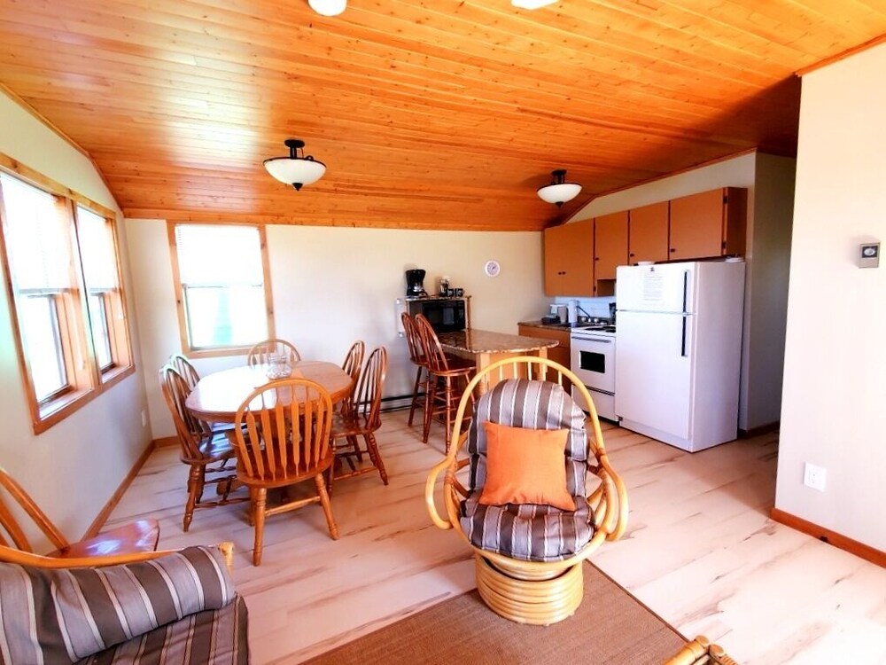 Cribs on East Lake in Prince Edward Best Rates & Deals on Orbitz