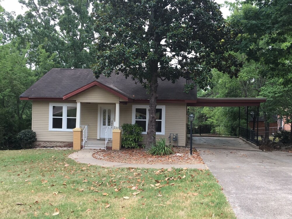 1920's Cozy Cottage within walking distance to Oaklawn race track!