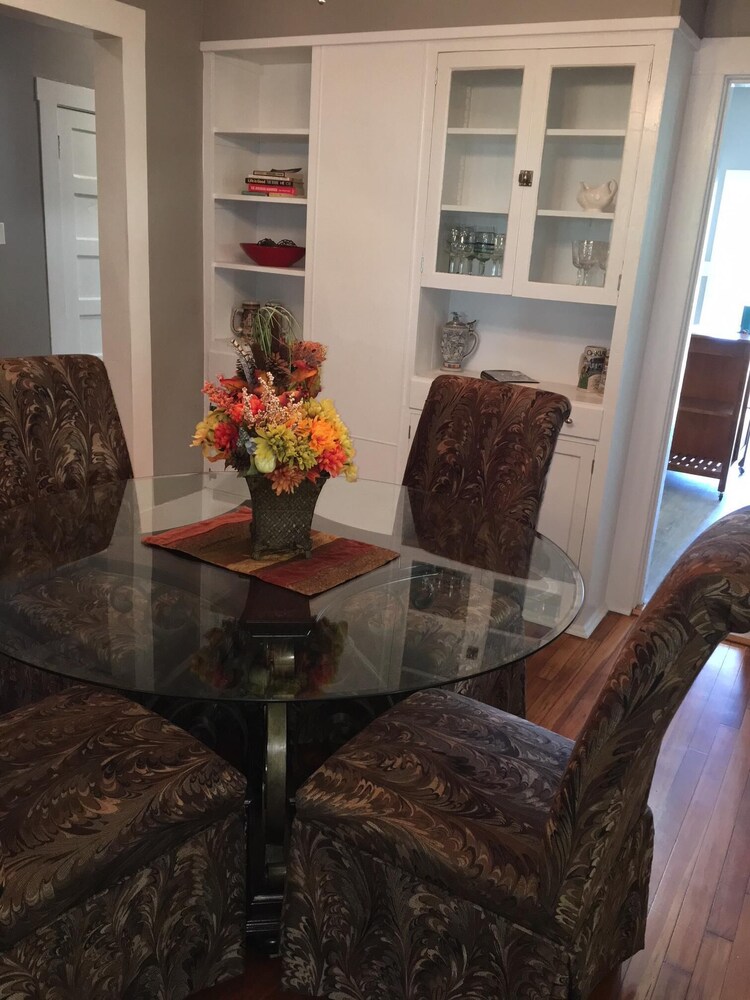 1920's Cozy Cottage within walking distance to Oaklawn race track!