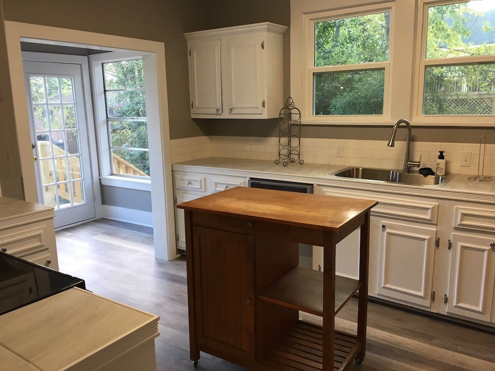 1920's Cozy Cottage within walking distance to Oaklawn race track!