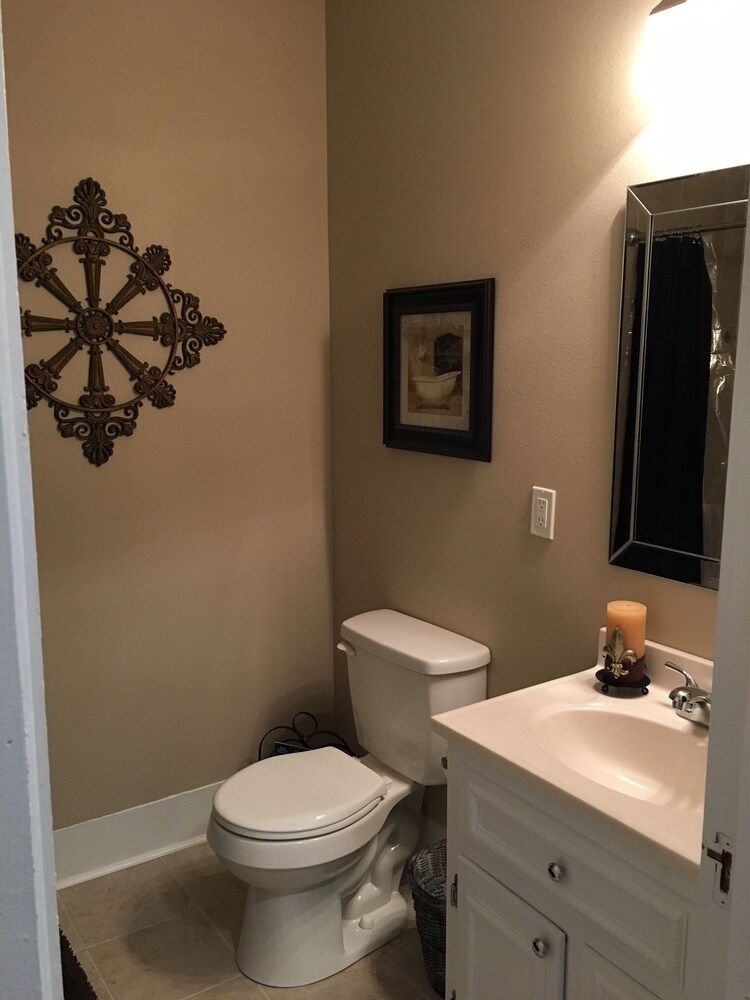 1920's Cozy Cottage within walking distance to Oaklawn race track!