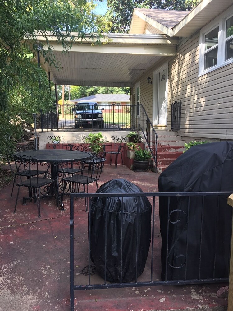 1920's Cozy Cottage within walking distance to Oaklawn race track!