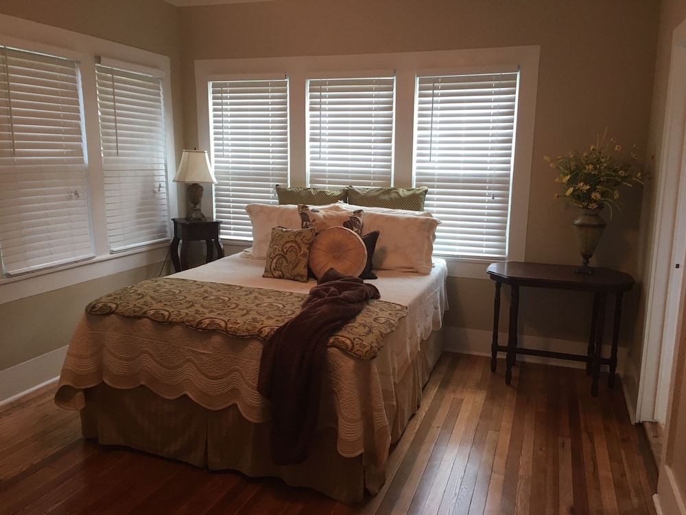 1920's Cozy Cottage within walking distance to Oaklawn race track!