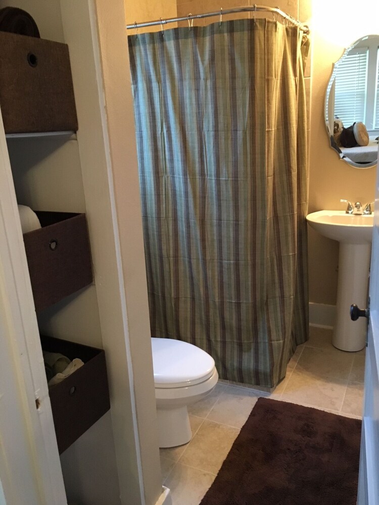 1920's Cozy Cottage within walking distance to Oaklawn race track!