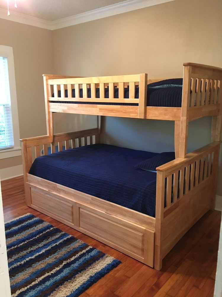 1920's Cozy Cottage within walking distance to Oaklawn race track!