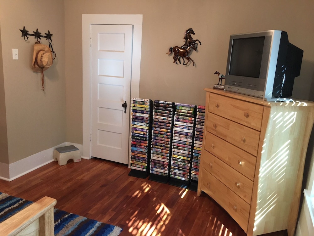 1920's Cozy Cottage within walking distance to Oaklawn race track!