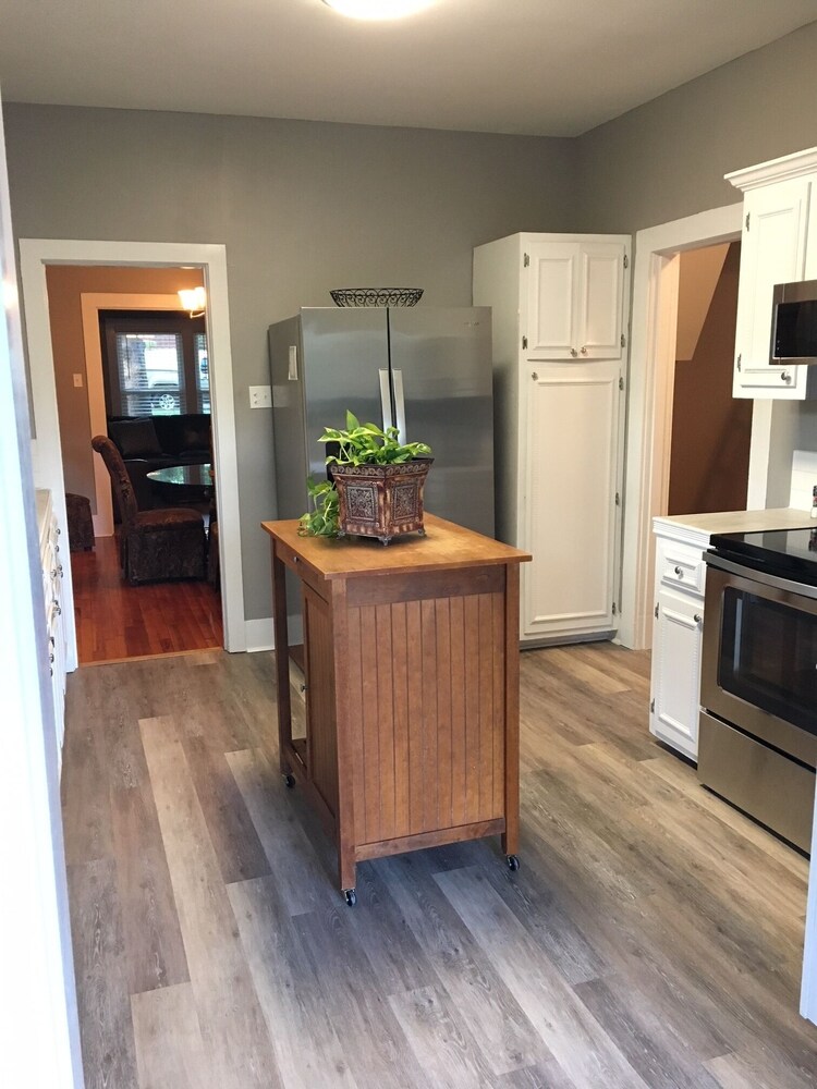 1920's Cozy Cottage within walking distance to Oaklawn race track!