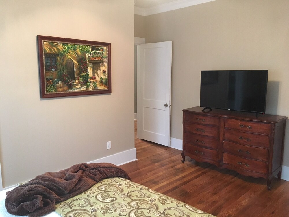 1920's Cozy Cottage within walking distance to Oaklawn race track!