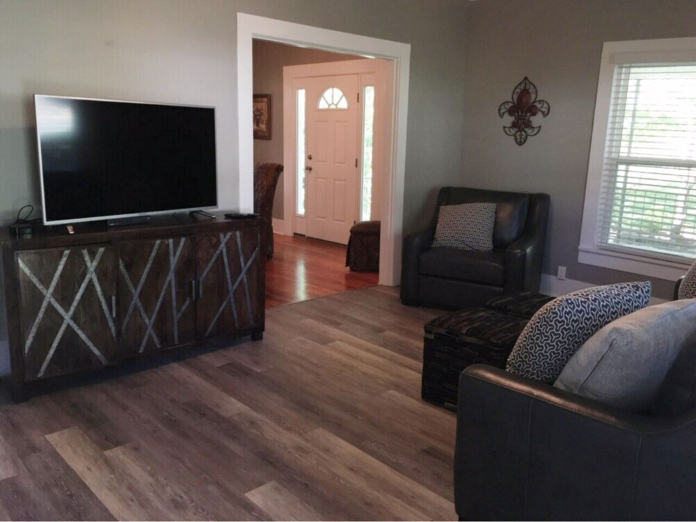 1920's Cozy Cottage within walking distance to Oaklawn race track!