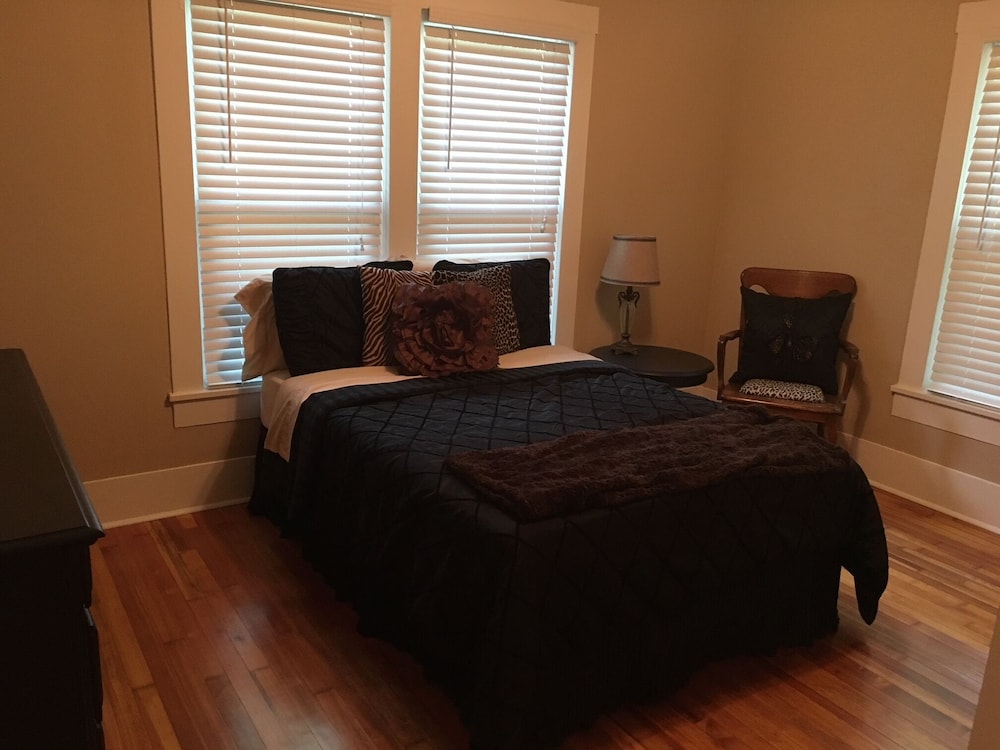 1920's Cozy Cottage within walking distance to Oaklawn race track!