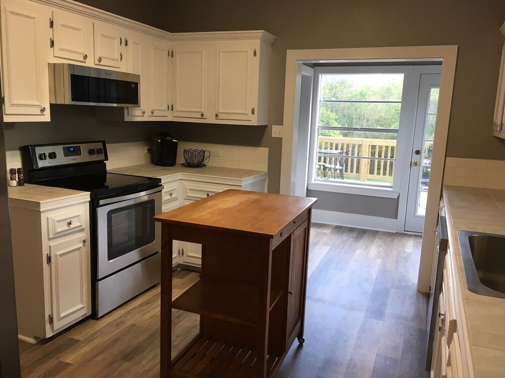 1920's Cozy Cottage within walking distance to Oaklawn race track!