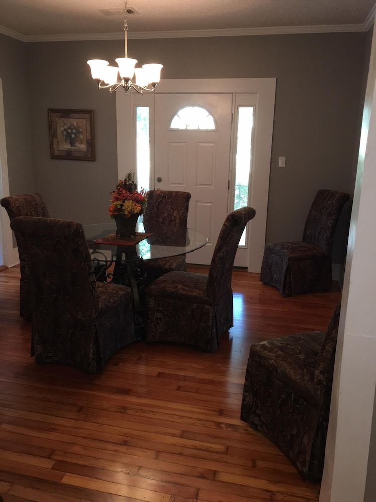 1920's Cozy Cottage within walking distance to Oaklawn race track!