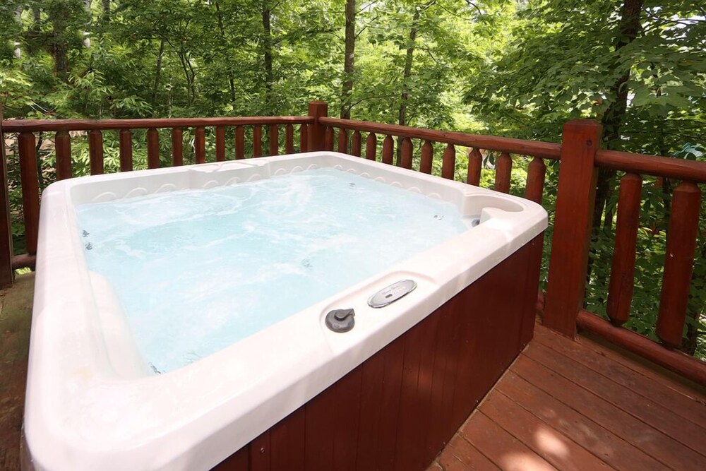 Mountain Majesty Two Bedroom Cabin In Gatlinburg Pigeon Forge