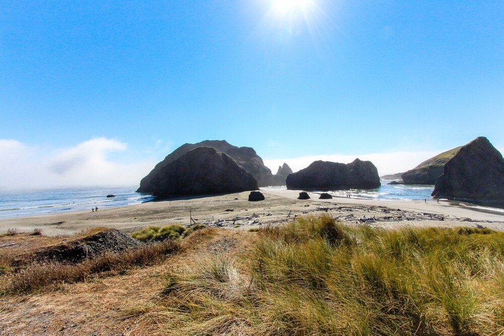 Newly Built, Dog-Friendly, Colorful Creekside Home - One Mile to the Ocean!