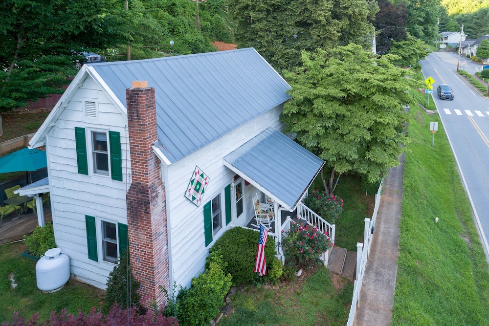 Downtown, dog-friendly, Dillsboro home w/ fireplace - front porch & back deck!