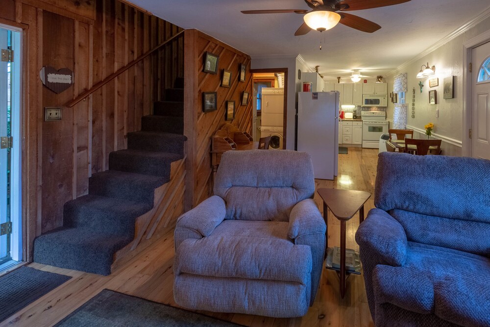 Downtown, dog-friendly, Dillsboro home w/ fireplace - front porch & back deck!